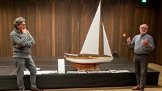 Jürgen Oltmann (rechts) steuerte das Modell der „Sowitasgoht V“ für die geplante Ausstellung zu Franz Plunders Atlantik-Überfahrt vor 100 Jahren bei. Foto: eb