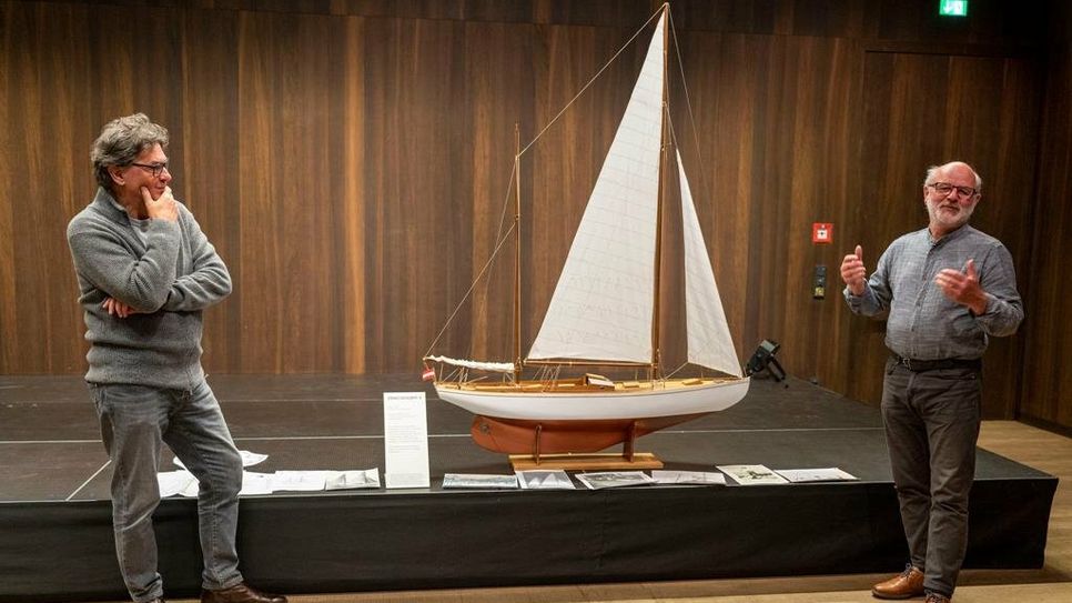Jürgen Oltmann (rechts) steuerte das Modell der „Sowitasgoht V“ für die geplante Ausstellung zu Franz Plunders Atlantik-Überfahrt vor 100 Jahren bei. Foto: eb