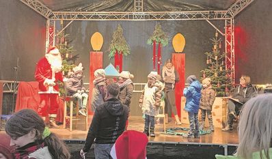 Der Musikzug Elm bringt weihnachtliche Lieder auf die Bühne.