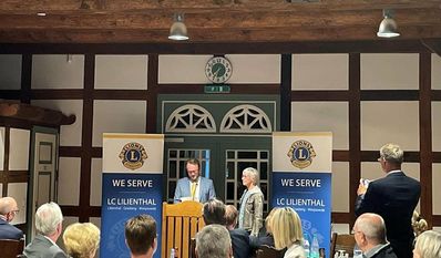 Doris Fischer (re.) hat bereits einen großen Plan für das gewonnene Preisgeld.