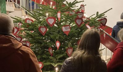 Im Schwaneweder Rathaus steht ein Wunschbaum, mit dessen Hilfe die Bürger:innen einem Kind aus der Gemeinde zu Weihnachten einen Wunsch erfüllen können.