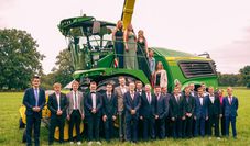 Die jungen Erwachsenen freuen sich, ihre Ausbildung erfolgreich beendet zu haben und sind für die Arbeitswelt vorbereitet.