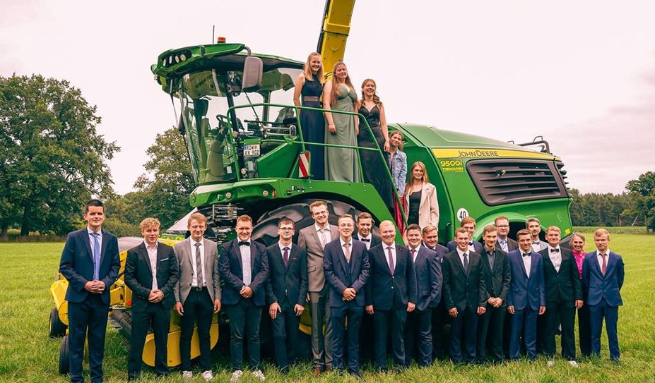 Die jungen Erwachsenen freuen sich, ihre Ausbildung erfolgreich beendet zu haben und sind für die Arbeitswelt vorbereitet.