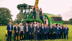 Die jungen Erwachsenen freuen sich, ihre Ausbildung erfolgreich beendet zu haben und sind für die Arbeitswelt vorbereitet.