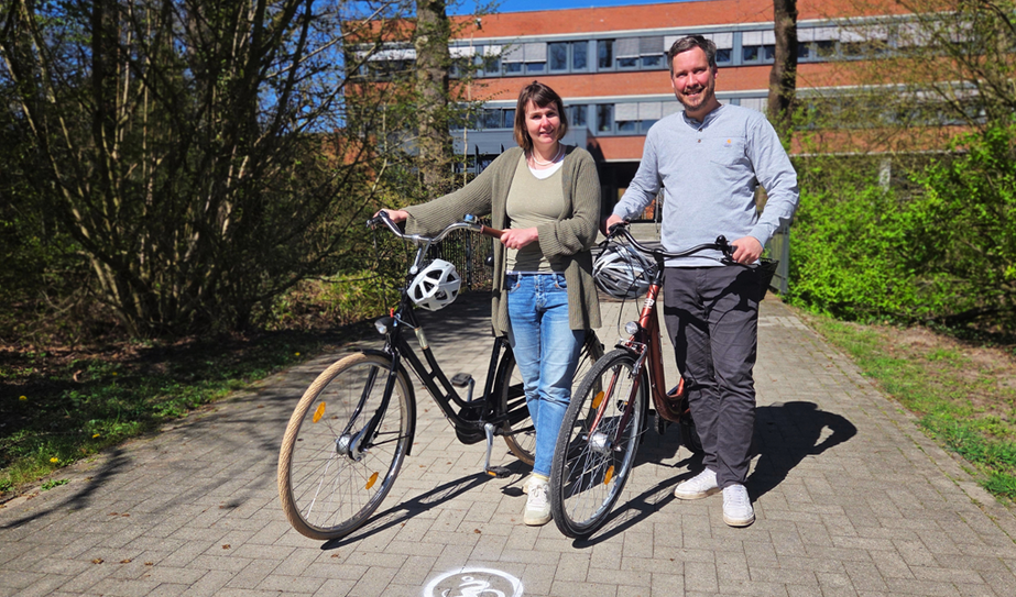 Klimamanagerin Dr. Meike Düspohl und Nils Kreykenbohm vom Landkreis können es kaum erwarten loszufahren.