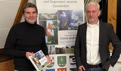 Manfred Kück und Gerd Brauns stellten die neue Chronik der Samtgemeinde im Hamberger Rathaus vor.