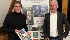 Manfred Kück und Gerd Brauns stellten die neue Chronik der Samtgemeinde im Hamberger Rathaus vor.