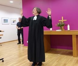Pastorin Annette Seifert stellte sich in einem Gottesdienst vor.
