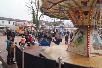Der Autoscooter und das Kettenkarussell sind nur zwei von einer Vielzahl an Fahrgeschäften, bei denen sich auch die kleinen Gäste vergnügen können.
