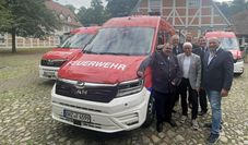 (v. l.) Scharmbeckstotels Ortsbrandmeister Ralph Meyerdiercks, Arne Nestler als Ortsbrandmeister in Garlstedt, Pennigbüttels Ortsbrandmeister Hendrik Mahnken mit dem stellvertretenden Bürgermeister Klaus Sass, dem Stadtbrandmeister Chris Hartmann und dem Ersten Stadtrat Torsten Haß.