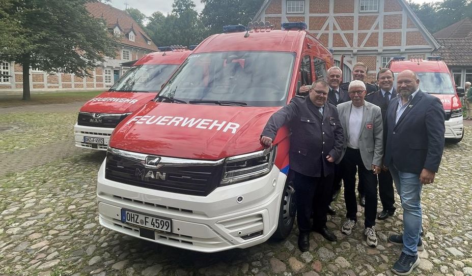 (v. l.) Scharmbeckstotels Ortsbrandmeister Ralph Meyerdiercks, Arne Nestler als Ortsbrandmeister in Garlstedt, Pennigbüttels Ortsbrandmeister Hendrik Mahnken mit dem stellvertretenden Bürgermeister Klaus Sass, dem Stadtbrandmeister Chris Hartmann und dem Ersten Stadtrat Torsten Haß.