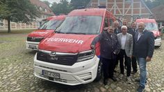 (v. l.) Scharmbeckstotels Ortsbrandmeister Ralph Meyerdiercks, Arne Nestler als Ortsbrandmeister in Garlstedt, Pennigbüttels Ortsbrandmeister Hendrik Mahnken mit dem stellvertretenden Bürgermeister Klaus Sass, dem Stadtbrandmeister Chris Hartmann und dem Ersten Stadtrat Torsten Haß.