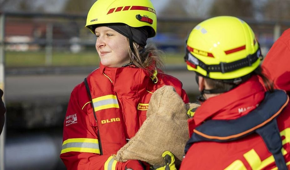 Höchstleistung bei tiefen Temperaturen: Die DLRG Einsatzkräfte sind nun über zwei Wochen im Einsatz und haben Mensch, Tier und Eigentum geschützt.