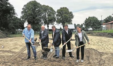 Bürgermeister Kim Fürwentsches (2. v. r.) hofft gemeinsam mit seinen Kollegen auf das Nachhaltigkeitssiegel.