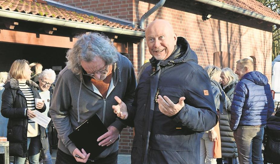 Stolz präsentiert Tafelleiterin Karin Brünjes das Ergebnis der gespendeten Lebensmittel.