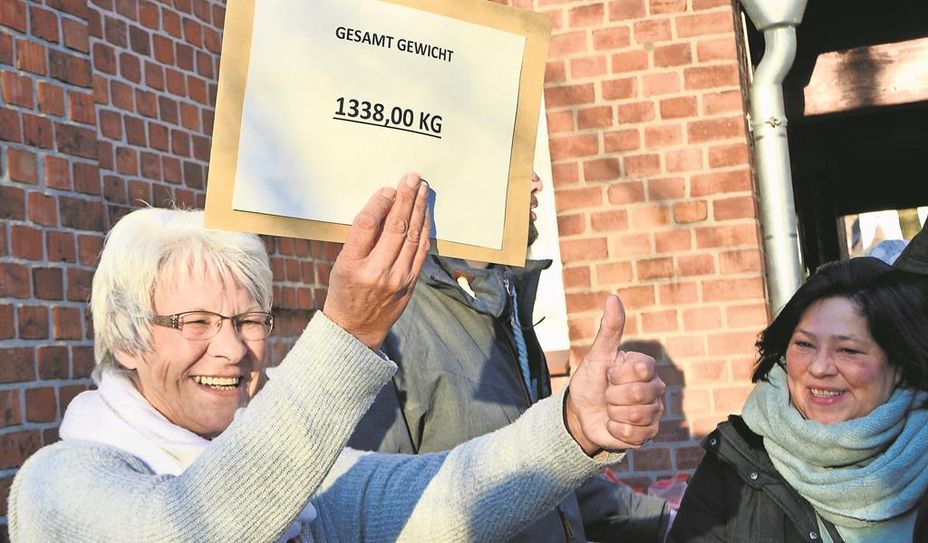 Stolz präsentiert Tafelleiterin Karin Brünjes das Ergebnis der gespendeten Lebensmittel.