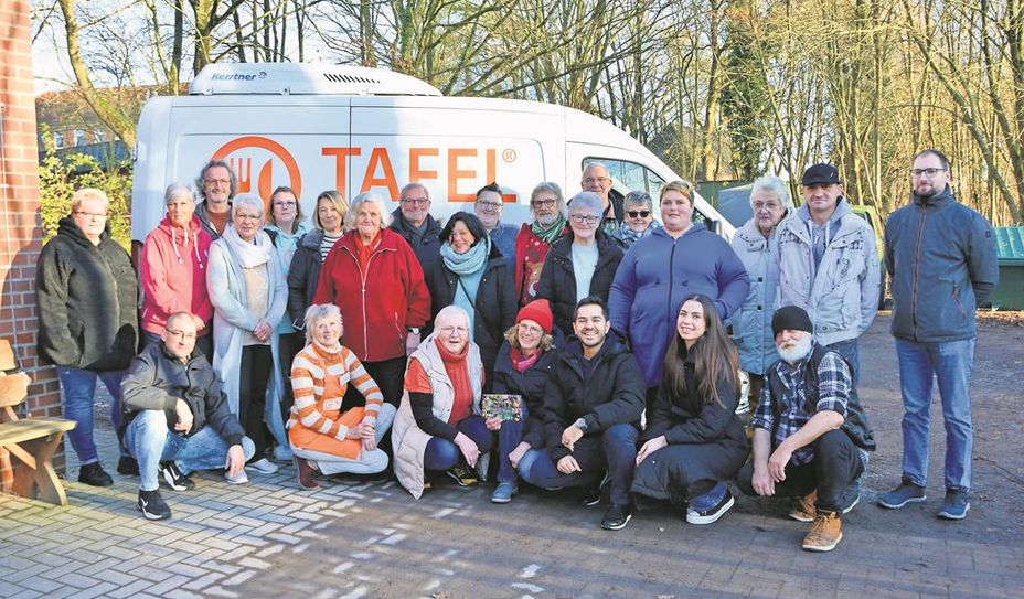 Stolz präsentiert Tafelleiterin Karin Brünjes das Ergebnis der gespendeten Lebensmittel.