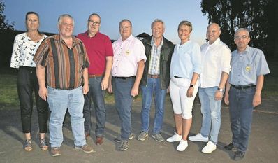 Landrat Krüger (3. v. li.) stellte sich nur zum Pressefoto mit den in der Lokalpolitik Aktiven auf, ansonsten nutzte er die Gelegenheit, mit allen Interessierten ins Gespräch zu kommen.