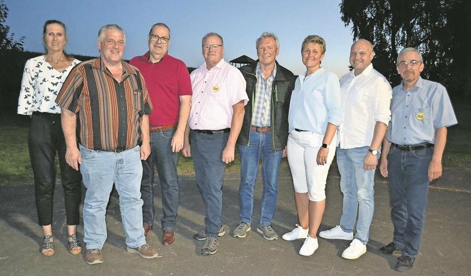 Landrat Krüger (3. v. li.) stellte sich nur zum Pressefoto mit den in der Lokalpolitik Aktiven auf, ansonsten nutzte er die Gelegenheit, mit allen Interessierten ins Gespräch zu kommen.