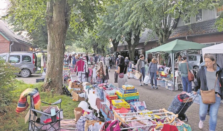 In idyllischer und familiärer Atmosphäre können Gäste über den Flohmarkt bummeln.