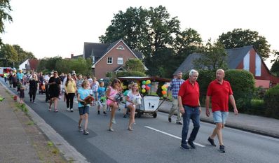 Beim Laternenumzug am Freitag nehmen sowohl große als auch kleine Bewohner:innen teil.