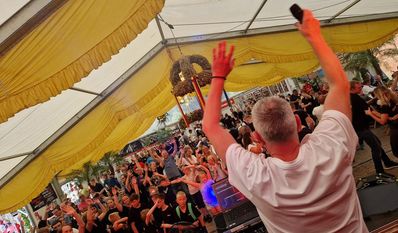 Verschiedene DJs bringen das Festzelt an allen drei Tagen zum Beben.