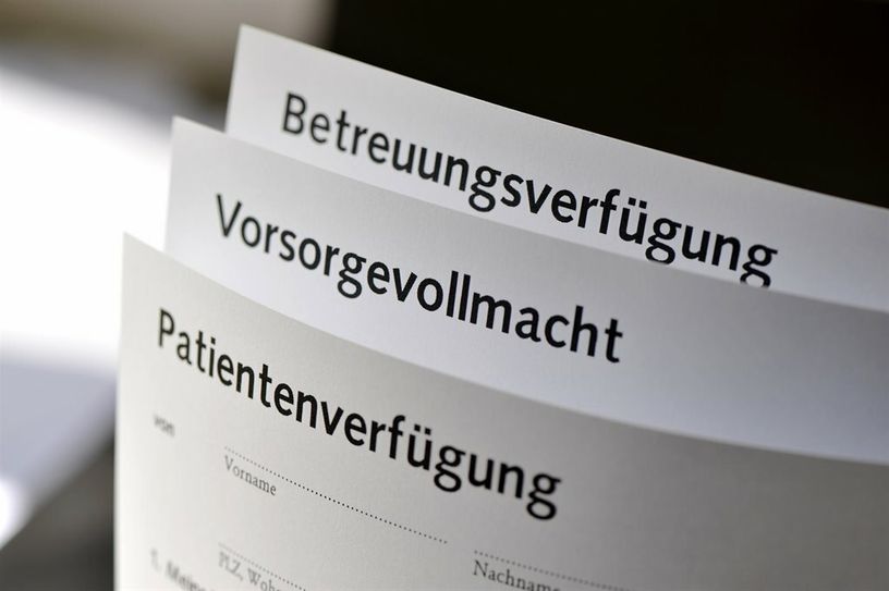 Es sind keine einfachen Fragen, mit denen man sich auseinandersetzen muss. Wer aber möchte, auch im Fall eigener Entscheidungsunfähigkeit nach den eigenen Vorstellungen behandelt zu werden, muss sie sich beim Verfassen einer Patientenverfügung stellen. Foto: adobstock/nmann77