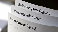 Es sind keine einfachen Fragen, mit denen man sich auseinandersetzen muss. Wer aber möchte, auch im Fall eigener Entscheidungsunfähigkeit nach den eigenen Vorstellungen behandelt zu werden, muss sie sich beim Verfassen einer Patientenverfügung stellen.  Foto: adobstock/nmann77