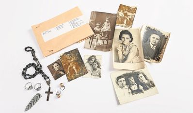 Die Erinnerungsstücke reichen von Schmuck über Fotos bin hin zu Brieftaschen.