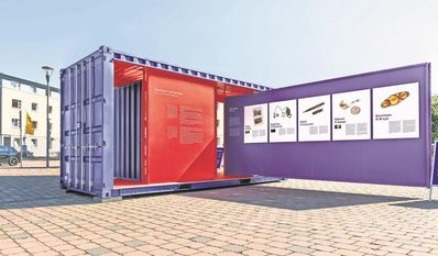 Der Übersee-Container bietet viel Platz, um die Geschichte anzuschauen und zu verstehen.