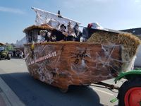 Frau und Herr Heuballen laden die Dorfgemeinschaft Lesumstotel/Werschenrege zum stroh-fröhlichen Erntefest ein. Foto: eb