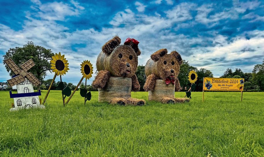 In diesem Jahr stehen statt den Puppen „Les und Werschi“ zwei Teddys auf dem Platz und laden zum Erntefest ein.