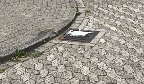 Das unerlaubte Entsorgen von Farben im Gully ist strengstens verboten.
