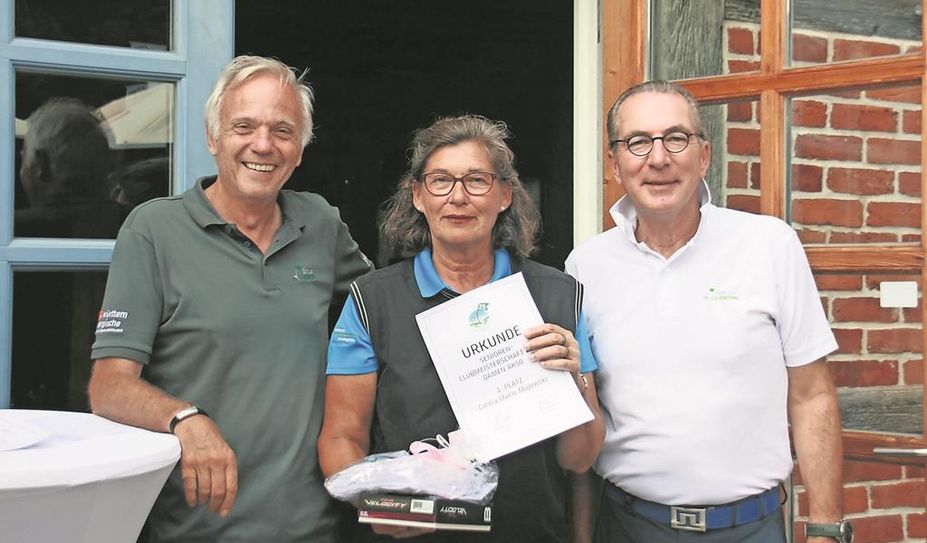 Die AK 50 Siegerin Carola Marie Majewski mit Spielführer Gerd Kuhlemeier (links) und Präsident Dittmar Schreyer.