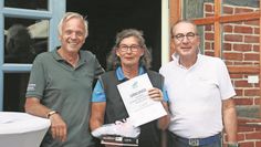 Die AK 50 Siegerin Carola Marie Majewski mit Spielführer Gerd Kuhlemeier (links) und Präsident Dittmar Schreyer.