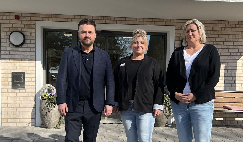 Geschäftsführer Johannes Schulz sowie die Pflegedienstleitung Janina Müller (Mitte) und Einrichtungsleiterin Tanja Haase freuen sich auf die kommende zeit.