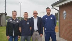 Jugendwart Torsten Gerken (v. li.), der 1. Vorsitzende Nils Bönnighausen, Sascha Ringe von der Volksbank und Fußballobmann Oliver Stahs hoffen auf viele Spenden.