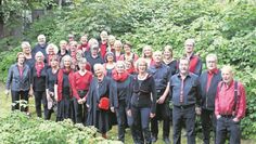 Der gesamte Chor um Chorleiter Cornelius Neitsch (hinten links) freut sich, seit drei Jahrzehnten Musik zu machen.