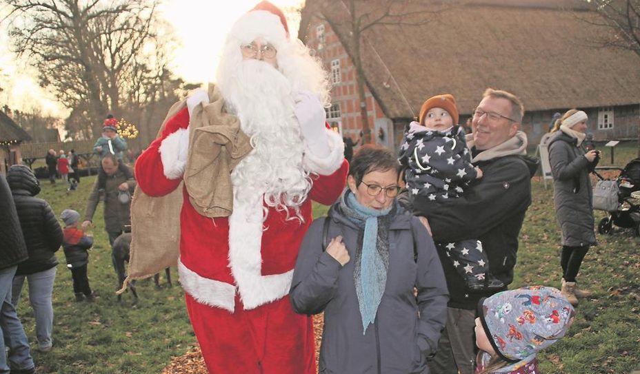 Der Weihnachtsmann kommt mit vielen kleinen Überraschungen für die Kinder.