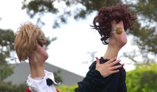 Wer braucht schon Hände für ein Puppentheater?