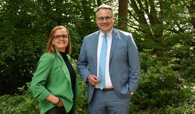 Sandra Pragmann von der Servicestelle Ehrenamt des Landkreises und Landrat Marco Prietz ermutigen zur Teilnahme.