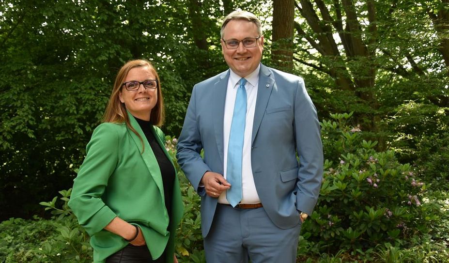 Sandra Pragmann von der Servicestelle Ehrenamt des Landkreises und Landrat Marco Prietz ermutigen zur Teilnahme.