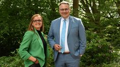 Sandra Pragmann von der Servicestelle Ehrenamt des Landkreises und Landrat Marco Prietz ermutigen zur Teilnahme.