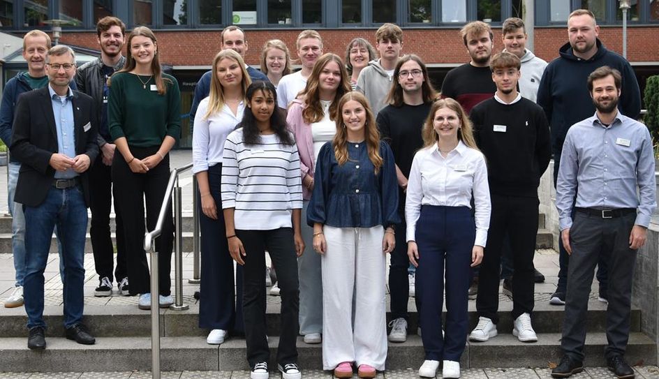 Die neuen Auszubildenden und Studierenden freuen sich auf die kommende Zeit und sind gespannt auf ihre Aufgaben.