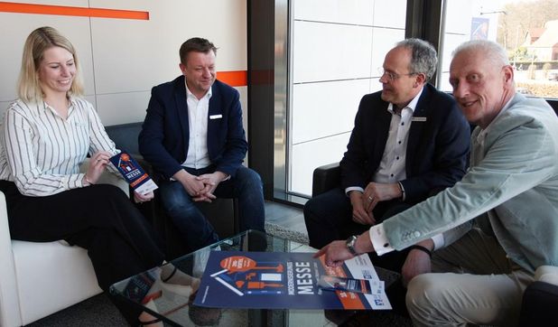 Führten viele Gespräche mit der interessierten Kundschaft: Thomas Bargmann und Benjamin Osterloh.