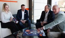 Führten viele Gespräche mit der interessierten Kundschaft: Thomas Bargmann und Benjamin Osterloh.