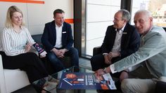 Führten viele Gespräche mit der interessierten Kundschaft: Thomas Bargmann und Benjamin Osterloh.