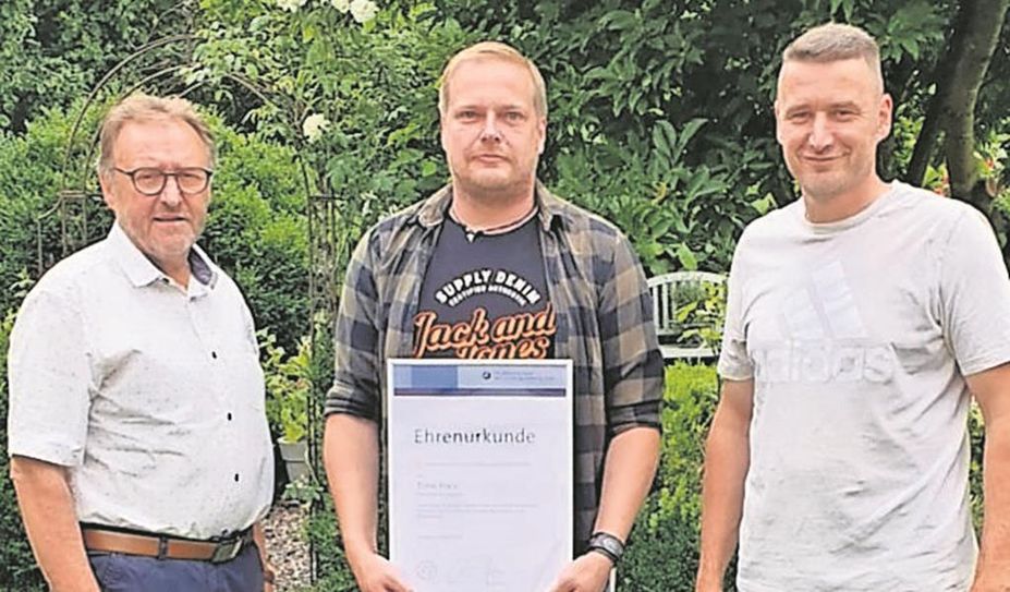 Walter Scholz (li.) und André Scholz (re.) gratulieren Timo Harz zum 25-jährigen Firmenjubiläum.