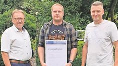 Walter Scholz (li.) und André Scholz (re.) gratulieren Timo Harz zum 25-jährigen Firmenjubiläum.