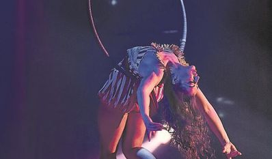 Mit atemberaubenden Kunststücken am Luftring beweist die Akrobatin Sabina ihr Können.